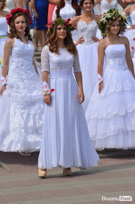 У Луцьку наречені вийшли на парад. ФОТО