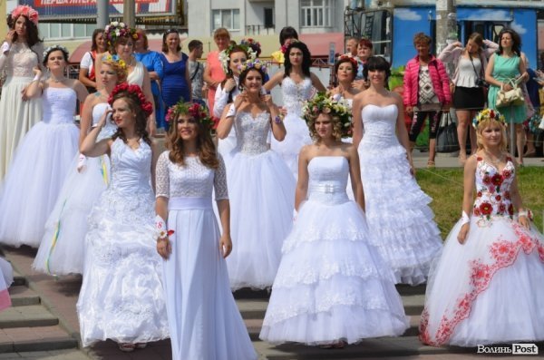 У Луцьку наречені вийшли на парад. ФОТО