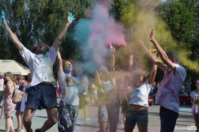 Кольорова подія року: як у Луцьку святкують День молоді. ФОТО