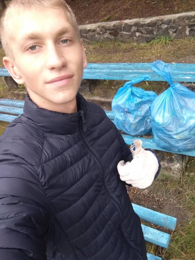 У Маневичах юний активіст самотужки прибрав стадіон. ФОТО