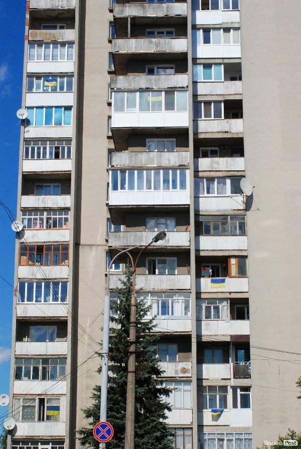 Знайди прапор на балконі)