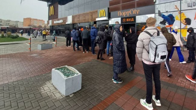Від ранку біля луцького McDonald’s – черга