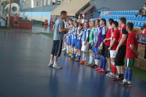 Чоловіча команда журналістів зіграла товариський матч з професійними спортсменками