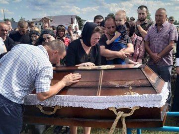 На Волині провели в останню дорогу Героя Володимира Клекочка, який загинув внаслідок танкового обстрілу