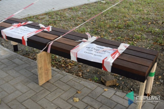 «Снігові» дерева, LED-ліхтарі: у центрі Луцька завершують новий сквер. ФОТО