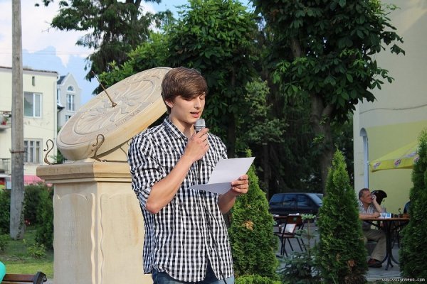 У центрі Луцька читали вірші. ФОТО