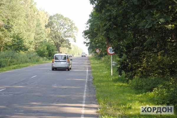 На екопосту «Венське» водії ігнорують знак зупинки. ФОТО