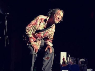 Британський комік помер на сцені після жарту про інсульт