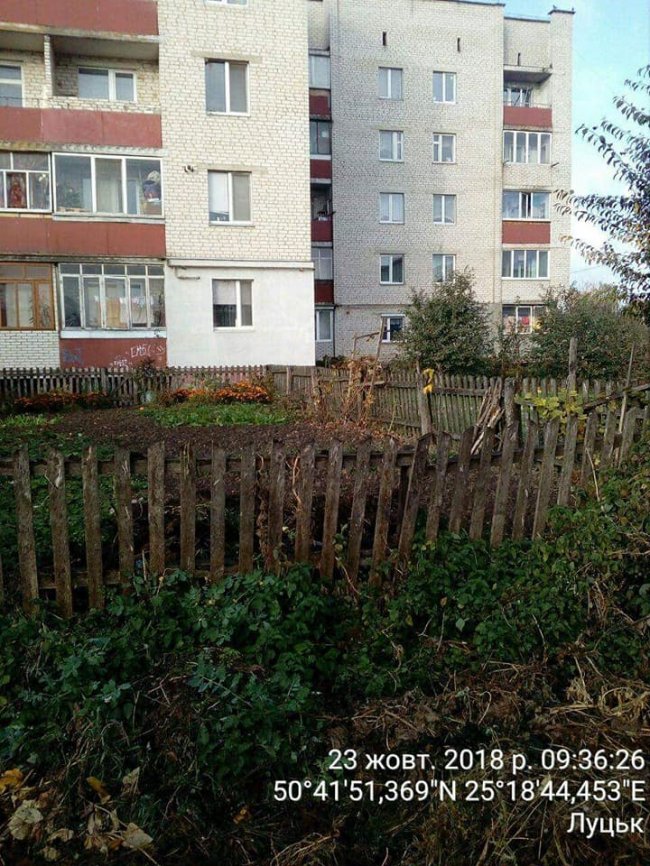 У Луцьку муніципали знесли декілька парканів. ФОТО