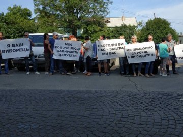 Під Луцькрадою – мітинг підприємців Старого ринку. ФОТО