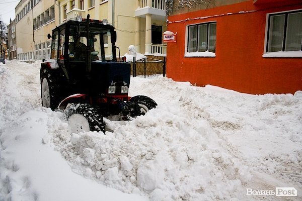 Лучани вигрібаються з-під снігу. ФОТО
