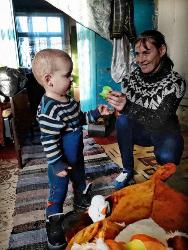 Волинянка роздала подарунки дітям та пенсіонерам