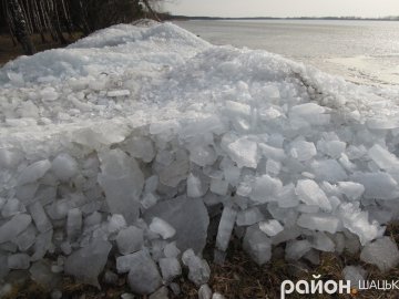 Світязь «скидає» льодову «броню»