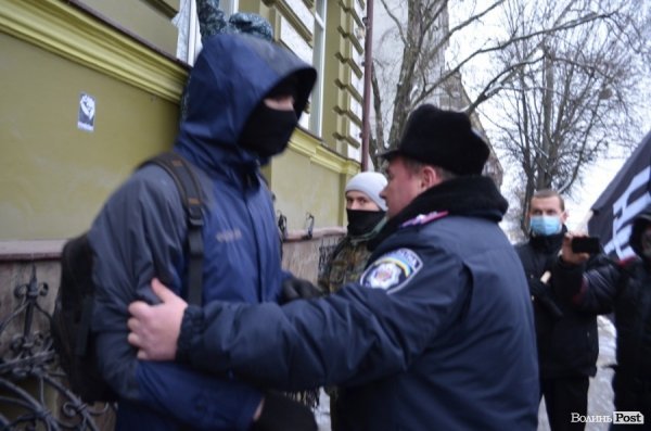 У Луцьку під прокуратуру принесли лампадки, серп і молот. ФОТО