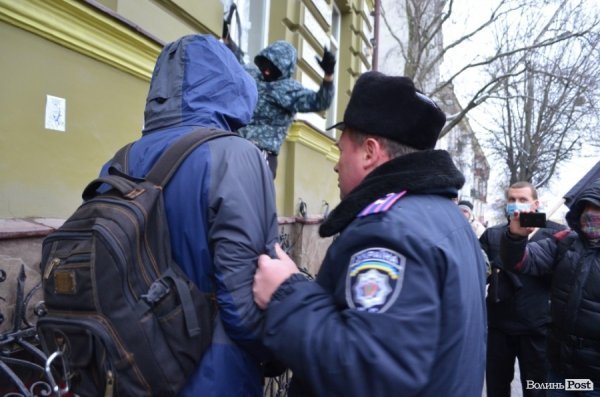 У Луцьку під прокуратуру принесли лампадки, серп і молот. ФОТО