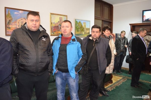 У Луцьку водії «гудять» під мерією. ФОТО