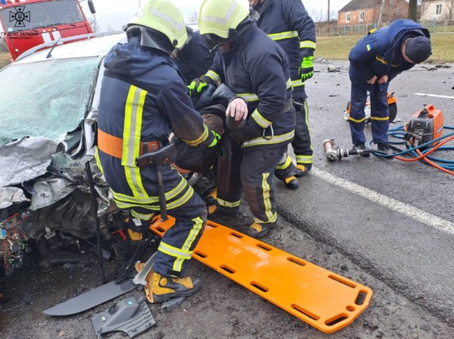 Смертельна ДТП у Луцькому районі: рятувальники деблокували тіло загиблого водія. ФОТО