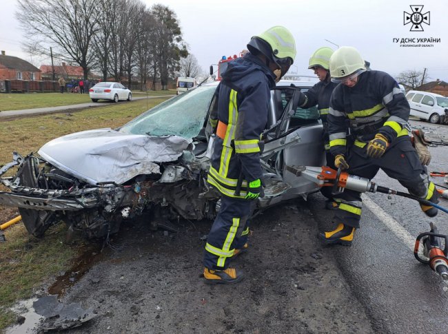 Смертельна ДТП у Луцькому районі: рятувальники деблокували тіло загиблого водія. ФОТО