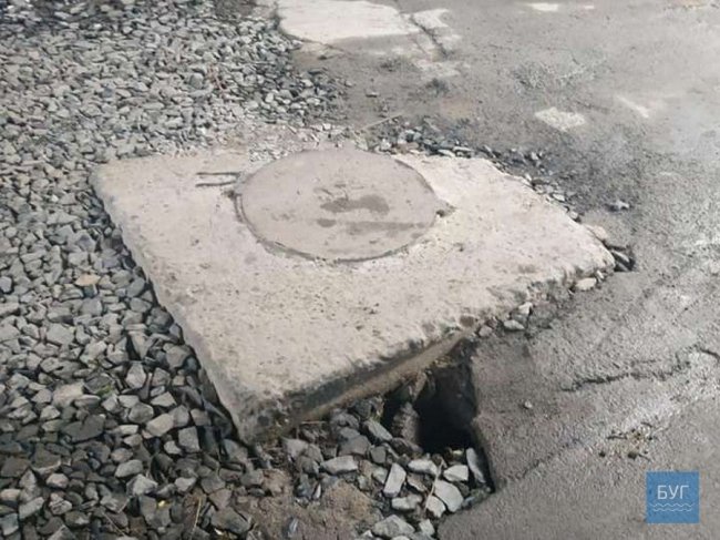 В місті на Волині взялись за впорядкування каналізаційних люків. ФОТО