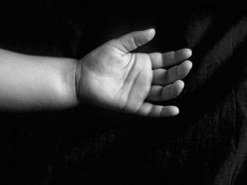 На Львівщині в авто померла дитина, поки батьки працювали у полі