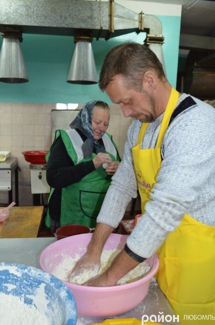 Любомль: військовим зліпили 15 відер вареників