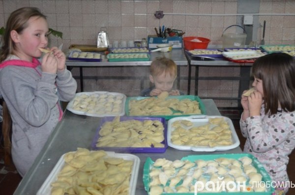 Любомль: військовим зліпили 15 відер вареників