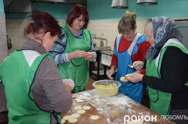 Любомль: військовим зліпили 15 відер вареників