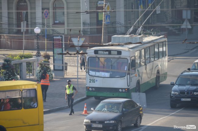 На площі Возз'єднання у Луцьку – аварія. ФОТО