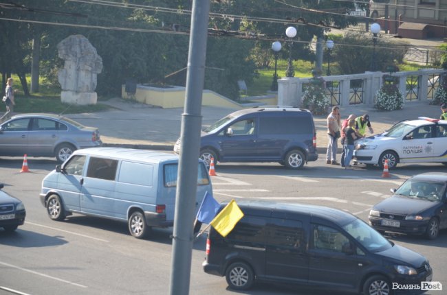На площі Возз'єднання у Луцьку – аварія. ФОТО