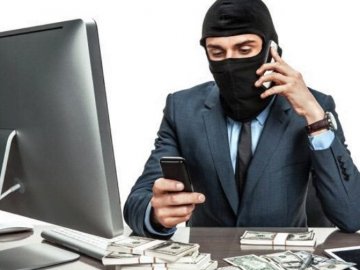 На Волині шахрай видурював у людей документи і банківські картки та оформляв на них кредити