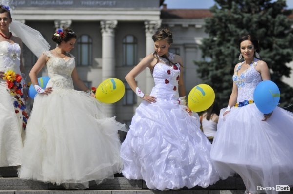 Парад наречених у Луцьку. ФОТО