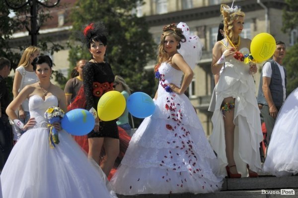 Парад наречених у Луцьку. ФОТО