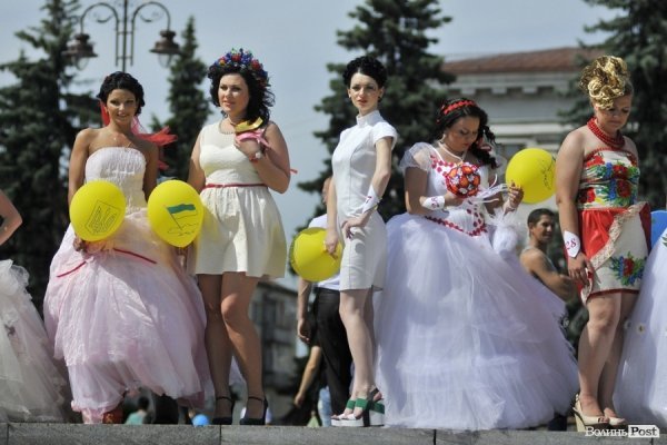 Парад наречених у Луцьку. ФОТО