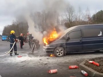 На трасі Рівне-Сарни під час руху загорівся автомобіль. ФОТО. ВІДЕО