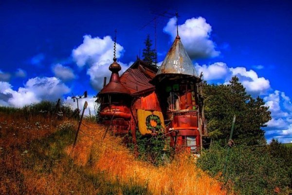 Американець звів будинок зі сміття. ФОТО