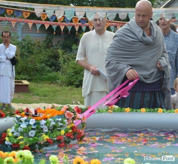 Божество катають на воді