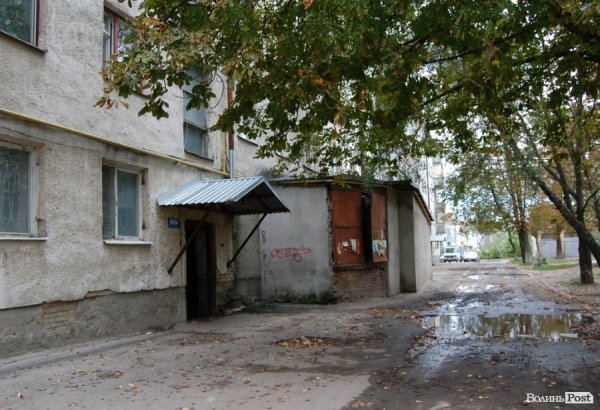 З луцького будинку на голови людей падають шматки штукатурки. ФОТО