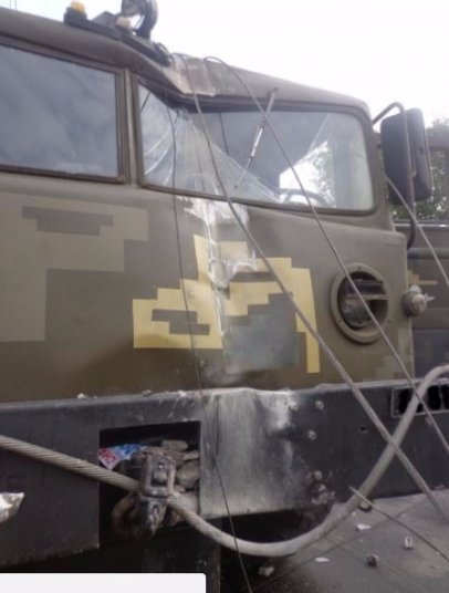 У Первомайську військовий тягач розтрощив стовп біля зупинки. ФОТО