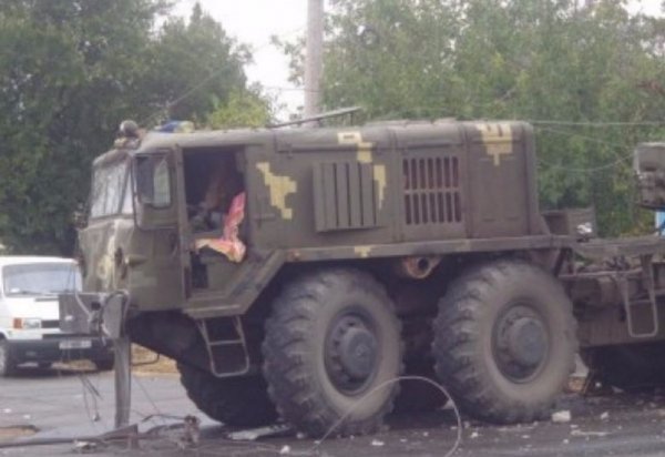 У Первомайську військовий тягач розтрощив стовп біля зупинки. ФОТО