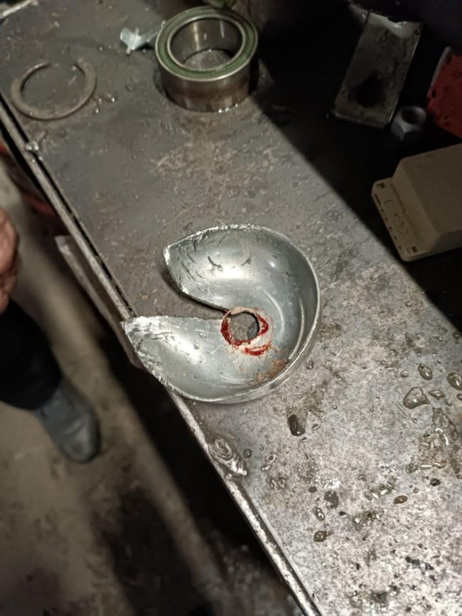 Палець застряг в іграшці: у Луцьку на допомогу однорічному хлопчику викликали рятувальників. ФОТО