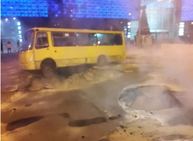 Прорив труби біля «Оcean Plaza» у Києві: 7 людей отримали опіки. ФОТО