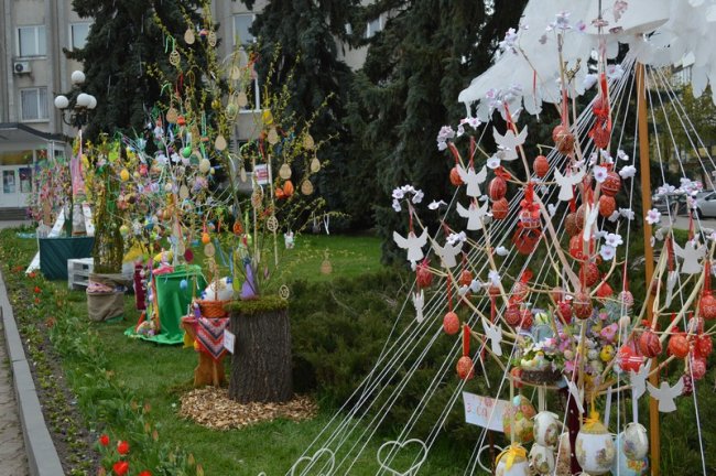 Центральну частину Ковеля прикрасили великодніми декораціями. ФОТО