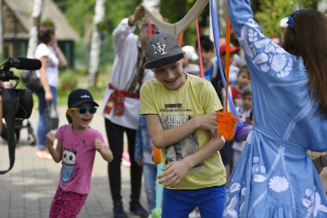 Як у луцькому зоопарку особливі дітки город садили. ФОТО