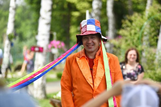 Як у луцькому зоопарку особливі дітки город садили. ФОТО