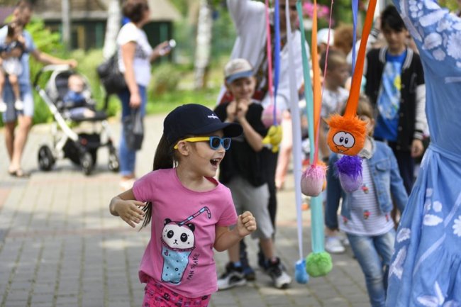 Як у луцькому зоопарку особливі дітки город садили. ФОТО