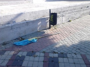 У Луцьку іноземець знайшов український прапор біля смітника