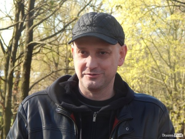 У Луцьку депутати, підприємці та школярі прибирали парк у мікрорайоні ЛПЗ. ФОТО