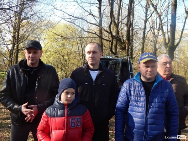 У Луцьку депутати, підприємці та школярі прибирали парк у мікрорайоні ЛПЗ. ФОТО