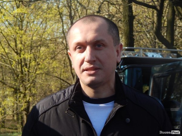 У Луцьку депутати, підприємці та школярі прибирали парк у мікрорайоні ЛПЗ. ФОТО