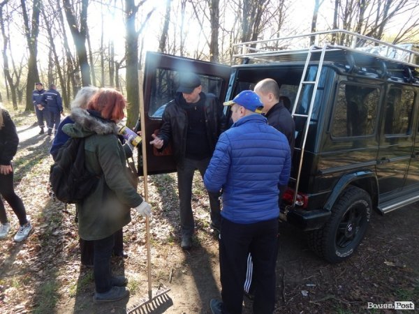 У Луцьку депутати, підприємці та школярі прибирали парк у мікрорайоні ЛПЗ. ФОТО